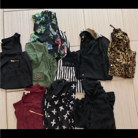 Blouse bundle!
Total of 9 !!!
Some medium some large - Picture 1 of 2